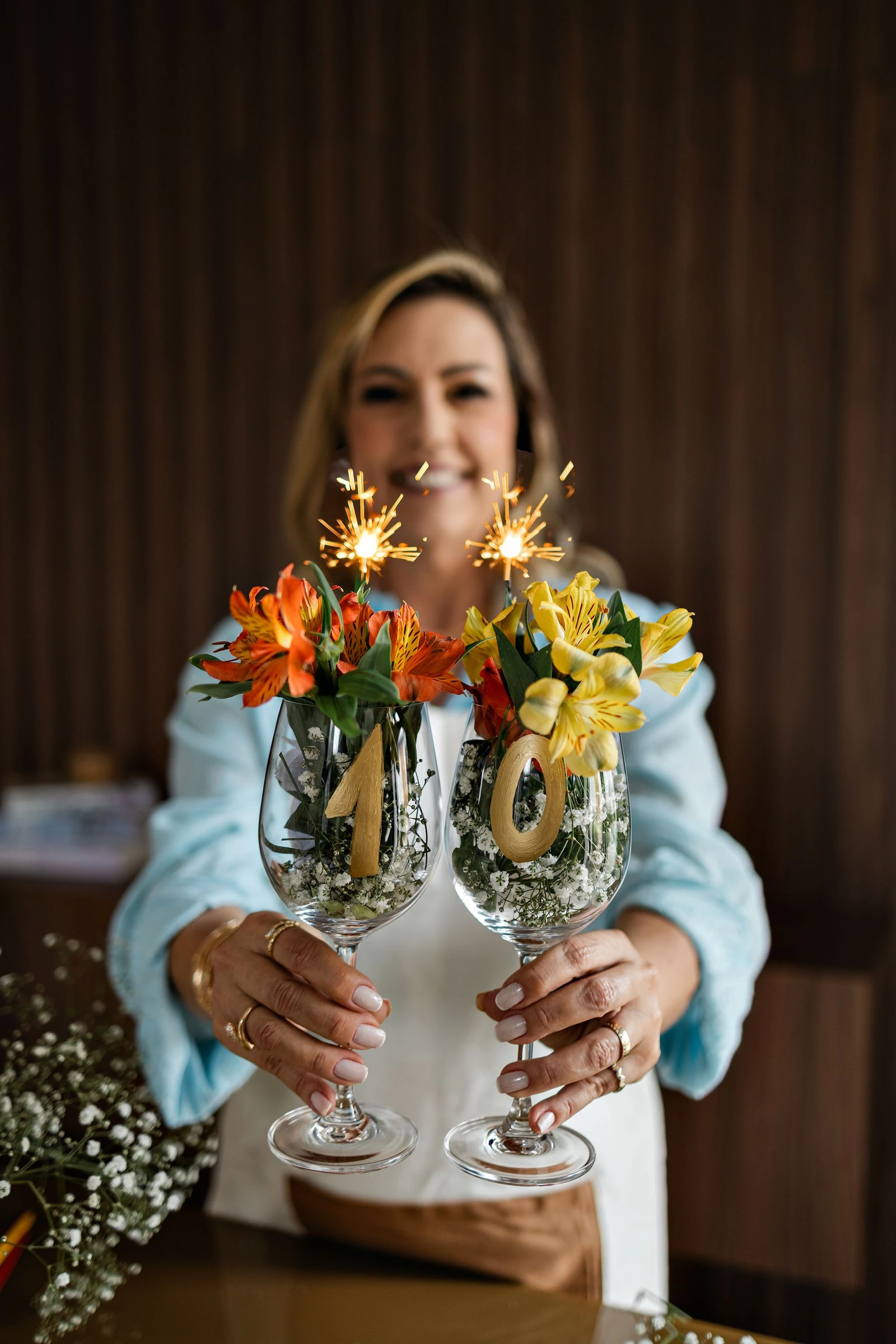 Taças decoradas com flores e velas